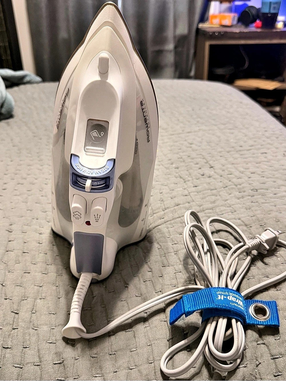 Black & Decker D3030 Steam Iron White Blue